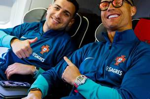Diogo Dalot e Cristiano Ronaldo jogam juntos na selecao de Portugal. (Foto: Reproducao/X)