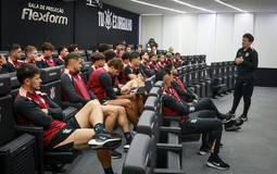 Corinthians volta ao trabalho e aguarda retorno de trio do elenco