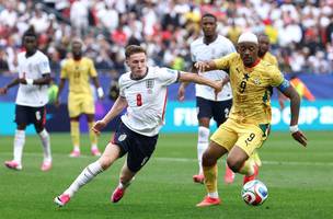 Elliot Anderson disputa bola com Jordan Ayew (Foto: FRANCK FIFE / AFP)