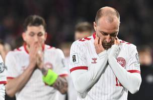 Eriksen voltou a passar mal e desmaiar em uma partida pela Dinamarca (Foto: Michal Cizek / AFP)