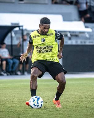 Vitória acerta empréstimo do lateral Fabiano Souza