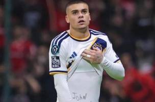 Gabriel Pec em campo do LA Galaxy (Foto: Divulgacao / LA Galaxy)