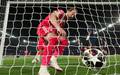 Harry Kane vai buscar a bola no fundo do gol apos um dos gols do Bayern de Munique contra o PSG. (Foto: Reuters