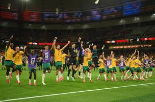 Jogadores da Australia comemoram vitoria sobre a Turquia. (Foto: Reuters/Simon Fearn)