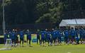 Jogadores da selecao brasileira reunidos para o comeco do treino desta segunda-feira, em Nova Jersey (Foto: Rafael Oliveira