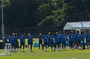 Jogadores da selecao brasileira reunidos para o comeco do treino desta segunda-feira, em Nova Jersey (Foto: Rafael Oliveira)