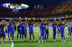 Jogadores de Curacao agradecem aos torcedores apos empate com Equador. (Foto: Hannah Mckay / Reuters)