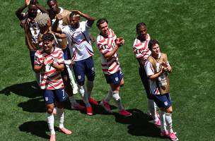 Jogadores dos Estados Unidos agradecem apoio da torcida apos vitoria sobre a Australia. (Foto: REUTERS/Agustin Marcarian)