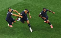 Anfitriões mantêm tradição e avançam ao mata-mata da Copa do Mundo