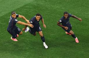 Anfitriões mantêm tradição e avançam ao mata-mata da Copa do Mundo