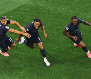 Anfitriões mantêm tradição e avançam ao mata-mata da Copa do Mundo