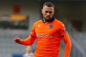 Leo Duarte em acao pelo Basaksehir (Foto: Basaksehir / Divulgacao)