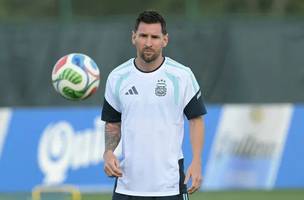 Lionel Messi: o camisa 10 deve ser titular na estreia dos atuais campeoes mundiais. (Foto: Juan Mabromata/AFP)