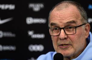 Marcelo Bielsa, tecnico da selecao uruguaia (Foto: Dante Fernandez / AFP)