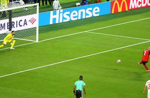 Marko Arnautovic, da Austria, marca o terceiro gol da sua selecao em cobranca de penalti contra a Jordania no Estadio da Baia de Sao Francisco, Santa Clara, California, EUA,e m  16 de junho de 2026 REUTERS/Luisa Gonzalez (Foto: Divulgacao / InfoMoney)