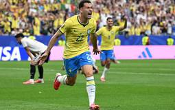 Torcida exalta Martinelli após gol decisivo no fim