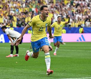 Torcida exalta Martinelli após gol decisivo no fim