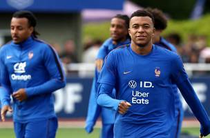 Mbappe em acao durante treino da selecao francesa (Foto: Franck Fife / AFP)