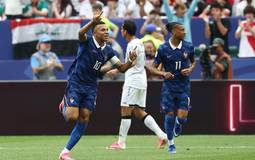 Mbappé brilha e França avança na Copa com vitória
