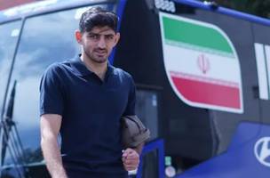 Mehdi Torabi em desembarque, antes do jogo contra a Nova Zelandia (Foto: Divulgacao / Selecao do Ira)