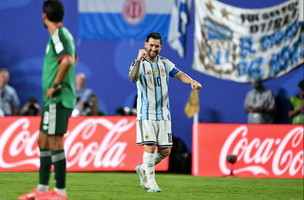 Messi vira maior artilheiro das copas e lidera Argentina em estreia (Foto: ROBERTO SCHMIDT / AFP)