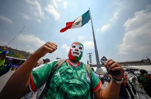 Mexico: torcedores vibraram com a classificacao antecipada para a segunda fase da Copa do Mundo (Foto: Alfredo ESTRELLA / AFP)