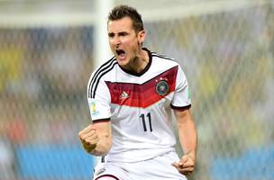 Miroslav Klose, o maior artilheiro da historia das Copas (Foto: No seu primeiro toque na bola)
