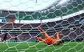 Muslera aceita chute de Baena em Uruguai x Espanha. (Foto: Reuters