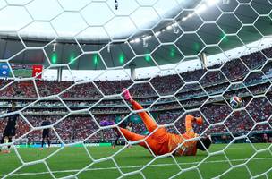 Muslera aceita chute de Baena em Uruguai x Espanha. (Foto: Reuters)