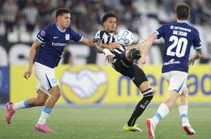 Newton sofre marcacao do Racing (Foto: Vitor Silva / Botafogo)