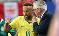 Neymar conversa com Carlo Ancelotti antes de entrar em Brasil x Escocia. (Foto: Chandan Khanna/AFP