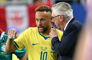 Neymar conversa com Carlo Ancelotti antes de entrar em Brasil x Escocia. (Foto: Chandan Khanna/AFP)