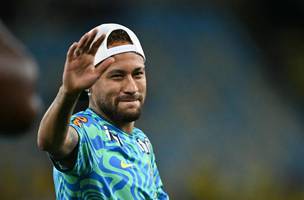 Neymar cumprimenta torcida no ultimo jogo da Selecao no Maracana antes da Copa (Foto: Mauro Pimentel / AFP)