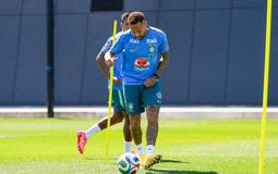 Neymar treina com seleção enquanto titulares descansam
