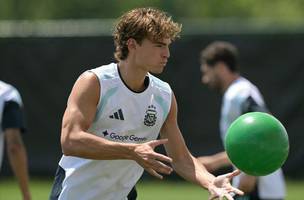 Nico Paz durante treino da Argentina na Copa do Mundo 2026 (Foto: Juan MABROMATA / AFP)