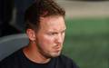 O tecnico da Alemanha, Julian Nagelsmann, observa o jogo antes da partida de futebol do Grupo E da Copa do Mundo de 2026 entre Equador e Alemanha. (Foto: ARIC BECKER / AFP