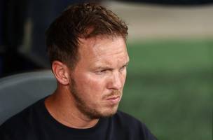 O tecnico da Alemanha, Julian Nagelsmann, observa o jogo antes da partida de futebol do Grupo E da Copa do Mundo de 2026 entre Equador e Alemanha. (Foto: ARIC BECKER / AFP)