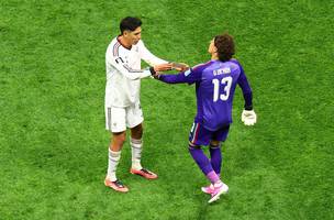Ochoa recebe a faixa de capitao em Republica Tcheca x Mexico. (Foto: Henry Romero / Reuters)