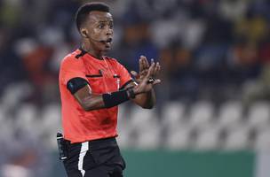 Omar Artan e um dos principais nomes da arbitragem no continente africano (Foto: Kenzo Tribouillard / AFP)