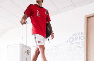 Pedro embarca com Flamengo para Portugal. (Foto: X / Flamengo)
