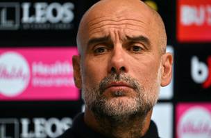 Pep Guardiola em entrevista coletiva (Foto: Glyn Kirk / AFP)