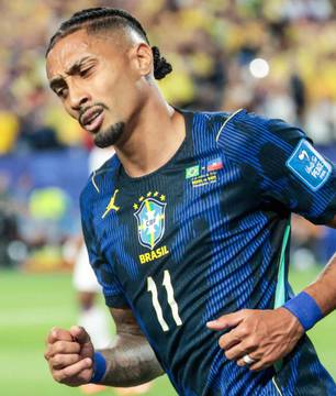 Raphinha sofre problema na coxa e acende alerta na Seleção
