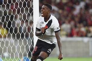 Robert Renan comemora gol do Vasco contra o Flamengo. (Foto: Andre Durao)