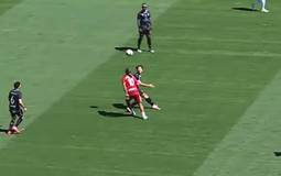 Ronaldinho encanta com lance em jogo beneficente