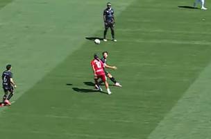 Ronaldinho Gaucho da chapeu em Pierre Gasly (Foto: Reproducao/YouTube TVMonaco)