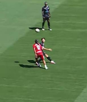 Ronaldinho encanta com lance em jogo beneficente