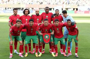 Seleção do Marrocos perfilada antes de estreia contra o Brasil (Foto: CHARLY TRIBALLEAU/AFP)
