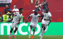 Senegal goleia Iraque e mantém chances na Copa