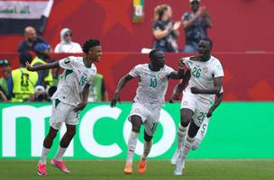 Senegales Papa Gueye marca um de seus dois golacos na goleada contra o Iraque (Foto: Cole Burston/AFP/ND Mais)