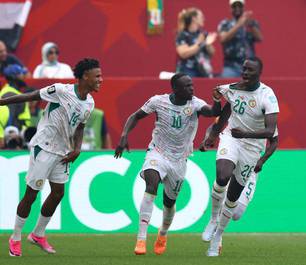 Senegal goleia Iraque e mantém chances na Copa